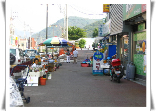 청도역 주변 풍경. 늘어선 단층 건물들과 난전을 벌이고 있는 할머니 모습이 정겹다. 